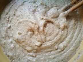 加入水或豆浆搅拌成糊状