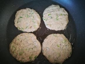 平底锅放油，摊好小饼，摊薄一点，好熟口感更好