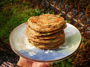 无油煎的，口感软糯，杂粮香味也很纯