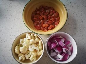 剔骨的鸡腿肉，切丁，花菜洗净切片，洋葱洗净切片