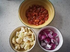 剔骨的鸡腿肉，切丁，花菜洗净切片，洋葱洗净切片