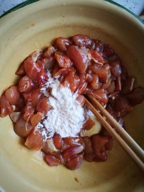 加入适量藕粉， 盐