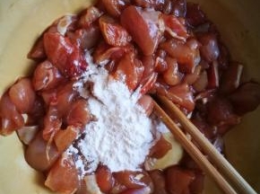 加入适量藕粉， 盐