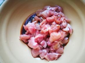 鸡腿丁加生抽拌匀