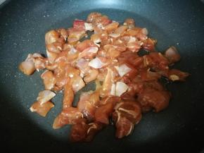 平底锅放油放入鸡丁