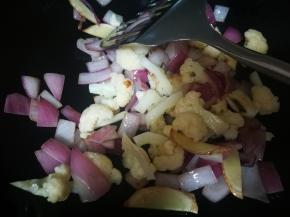 加入花菜，炒香