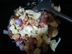 放入鸡丁，翻炒几下，沿锅边呛点料酒