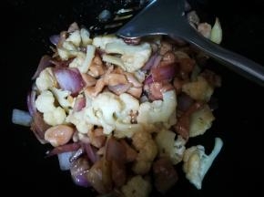 放入鸡丁，翻炒几下，沿锅边呛点料酒