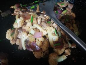 加入生抽，盐，大蒜苗，炒匀出锅