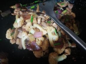 加入生抽，盐，大蒜苗，炒匀出锅