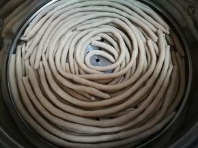 莜面的制作前面的菜谱有，揉成面团后，不搓面鱼。搓成粗细均匀的长条状，稍微细点