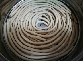 莜面的制作前面的菜谱有，揉成面团后，不搓面鱼。搓成粗细均匀的长条状，稍微细点