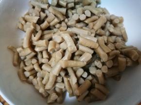 开水入锅，大火蒸7分钟，取出摊凉，撕开切小段备用