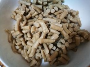 开水入锅，大火蒸7分钟，取出摊凉，撕开切小段备用