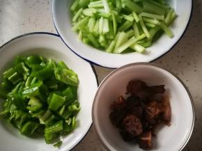 青椒洗净切口块，芹菜切段，卤牛肉切小块