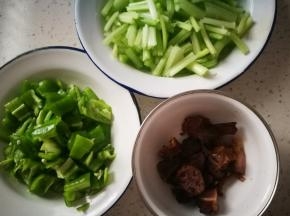 青椒洗净切口块，芹菜切段，卤牛肉切小块