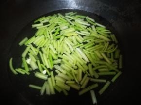 芹菜出水捞出沥干