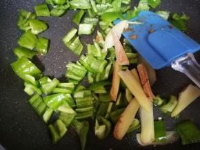 平底锅放油放入姜片炒香，放入青椒炒变色