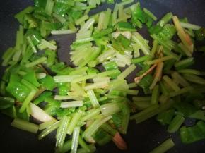 放入芹菜，翻炒均匀