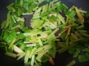放入芹菜，翻炒均匀