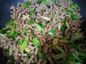 放入莜面，翻炒均匀，之后放入卤牛肉（照片忘了拍），加入适量味极鲜，盐，炒匀后出锅