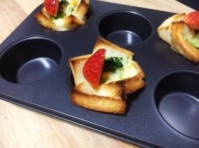 在吐司披萨盏上插上草莓即可。