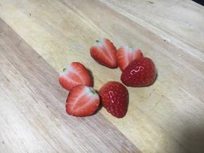 草莓对半切开备用。