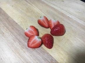 草莓对半切开备用。