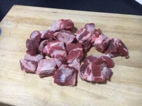 将牛肉切成块。