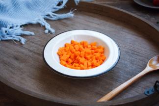 将南瓜切成颗粒状，大小随意。