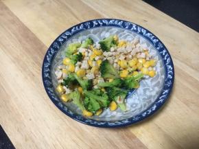 将小朵西兰花、玉米粒、鸡肉火腿碎放在容器里，放入少许的盐和少许的黑胡椒碎，搅拌均匀备用。