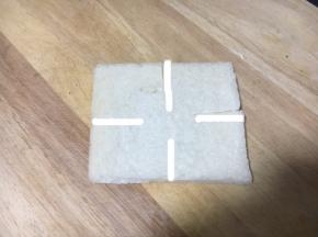 用刀在吐司四边切口，切到距离中心一半的地方即可。如图所示。