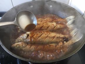 大火煮开，烧制8～10分钟。 烧制期间用勺将汤汁浇在鱼的身上，以便入味，这样反复重复2～3遍。