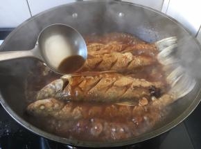 大火煮开，烧制8～10分钟。 烧制期间用勺将汤汁浇在鱼的身上，以便入味，这样反复重复2～3遍。