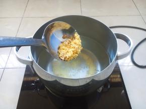 将水烧开，放入小米和燕麦米。