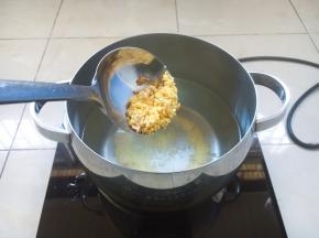 将水烧开，放入小米和燕麦米。