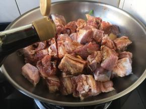 倒入50g的生抽。