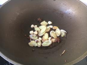 热锅凉油，放入葱姜蒜和八角，爆出香味。