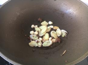 热锅凉油，放入葱姜蒜和八角，爆出香味。