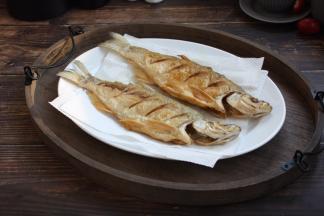 用笊篱沥一下油或者用吸油纸吸一下油。