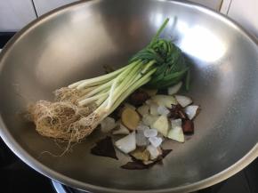 放入小香葱和冰糖。