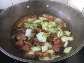 将食材翻炒均匀，炖约5分钟左右。