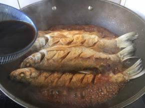 倒入碗汁：生抽3勺、醋1勺、糖1勺、料酒3勺、盐1勺。