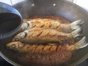 倒入碗汁：生抽3勺、醋1勺、糖1勺、料酒3勺、盐1勺。