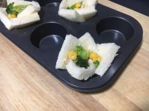 放入适量的搅拌好的蔬菜。