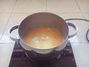 粥煮好后，在食用之前放入少许的枸杞即可。