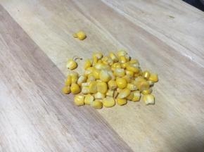 玉米粒煮熟，沥干水分备用。