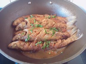 出锅前撒上少许的香菜即可。