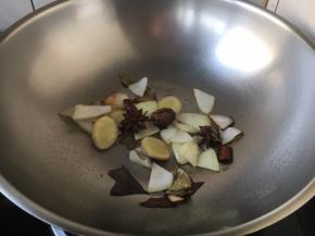 热锅凉油，煸炒姜片、洋葱、八角、香叶、草果。