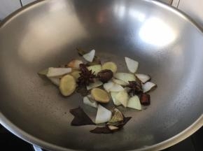 热锅凉油，煸炒姜片、洋葱、八角、香叶、草果。